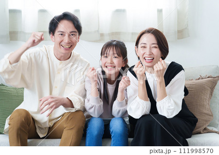 リビングでテレビを見る親子 リビングでテレビを見る親子 111998570