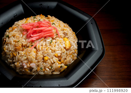 美味しそうなチャーハン　炒飯　焼飯　黒器　俯瞰 111998920