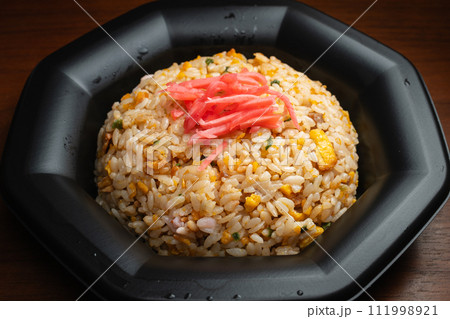 美味しそうなチャーハン　炒飯　焼飯　黒器　俯瞰 111998921