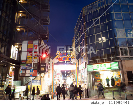 夕暮れの原宿竹下通り　東京都 111999441