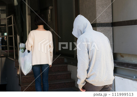 女性につきまとう不審者 女性につきまとう不審者 111999513