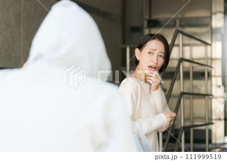 女性につきまとう不審者 111999519