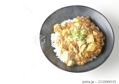 お豆腐たっぷりの長葱乗せ熱々麻婆丼を白背景で俯瞰撮影 お豆腐たっぷりの長葱乗せ熱々麻婆丼を白背景で俯瞰撮影 111999535