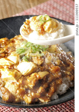 お豆腐たっぷりの長葱乗せ熱々麻婆丼 111999557