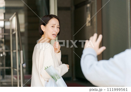 女性につきまとう不審者 女性につきまとう不審者 111999561