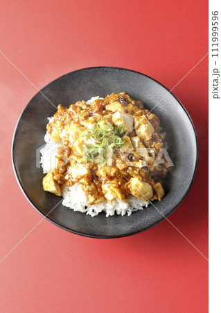 お豆腐たっぷりの長葱乗せ熱々麻婆丼 お豆腐たっぷりの長葱乗せ熱々麻婆丼 111999596