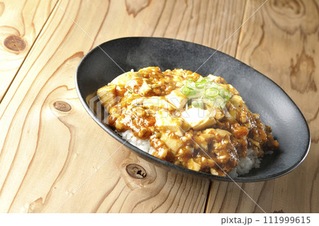 お豆腐たっぷりの長葱乗せ熱々麻婆丼 お豆腐たっぷりの長葱乗せ熱々麻婆丼 111999615
