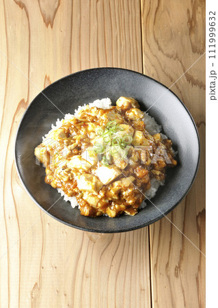 お豆腐たっぷりの長葱乗せ熱々麻婆丼 111999632