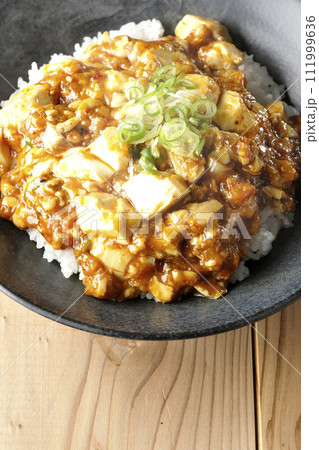お豆腐たっぷりの長葱乗せ熱々麻婆丼 お豆腐たっぷりの長葱乗せ熱々麻婆丼 111999636