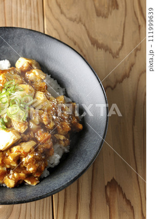 お豆腐たっぷりの長葱乗せ熱々麻婆丼 お豆腐たっぷりの長葱乗せ熱々麻婆丼 111999639