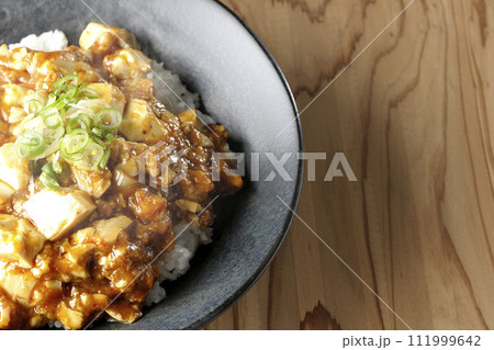 お豆腐たっぷりの長葱乗せ熱々麻婆丼 111999642