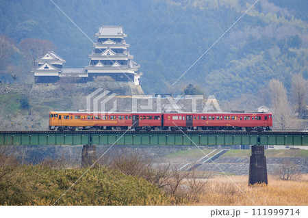 大洲城を背景に肱川を渡る「伊予灘ものがたり」(JR四国) 大洲城を背景に肱川を渡る「伊予灘ものがたり」(JR四国) 111999714