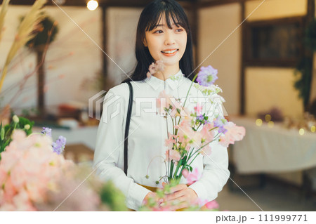 花屋に来店した女性 111999771
