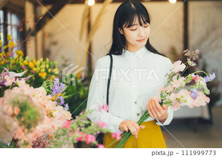花屋に来店した女性 111999773