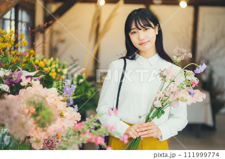花屋に来店した女性 花屋に来店した女性 111999774