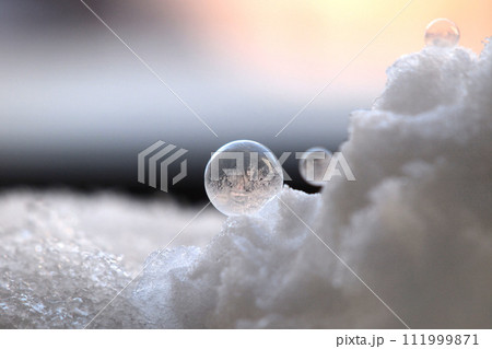 ガラス玉のような凍ったしゃぼん玉 111999871