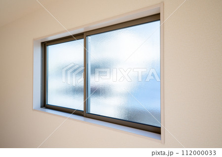 型板ガラスの腰高窓 112000033