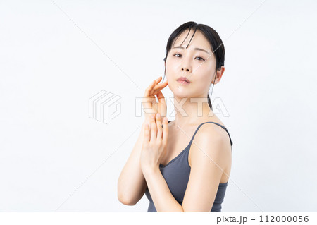 スキンケアをするミドル女性　 112000056