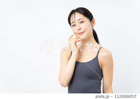 スキンケアをするミドル女性　 112000057