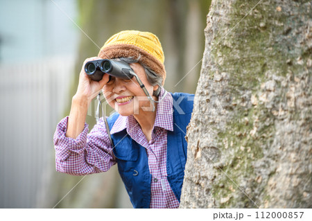 監視する女性 112000857