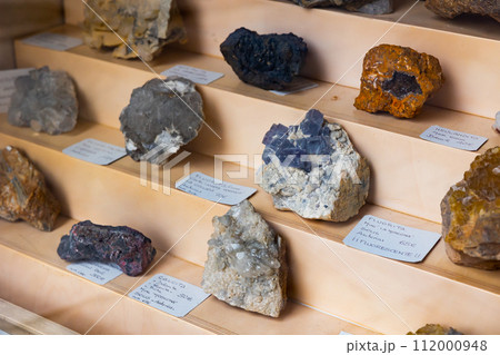 Counter with various semi-precious and ornamental stones. Names of stones in Spanish. Spain 112000948