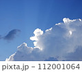 光る雲と青空の風景 112001064