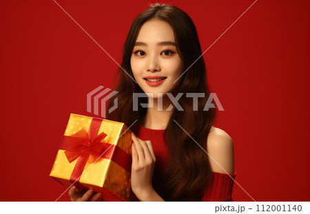 プレゼント箱を持つ笑顔の女性 112001140
