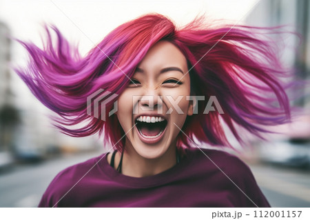 カラフルなヘアカラーの女性モデル カラフルなヘアカラーの女性モデル 112001157