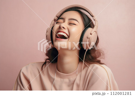 音楽を聴く・歌う笑顔の女性 音楽を聴く・歌う笑顔の女性 112001281