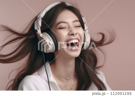 音楽を聴く・歌う笑顔の女性 音楽を聴く・歌う笑顔の女性 112001288