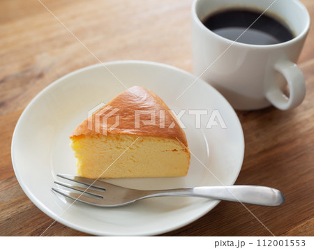 スフレチーズケーキとホットコーヒー スフレチーズケーキとホットコーヒー 112001553