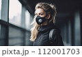 マスクをしているクールな女性 112001703