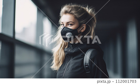 マスクをしているクールな女性 マスクをしているクールな女性 112001703