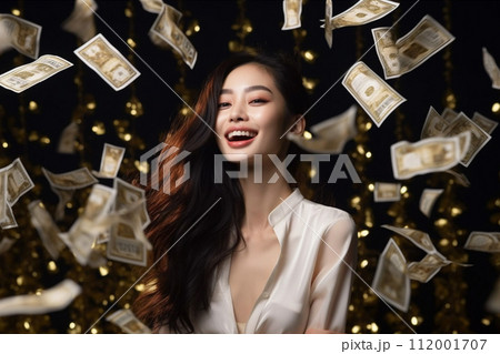 大金を得た笑顔の女性 大金を得た笑顔の女性 112001707