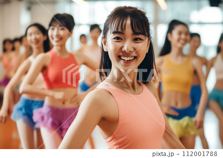 ジムでスタジオレッスンを受ける女性 ジムでスタジオレッスンを受ける女性 112001788
