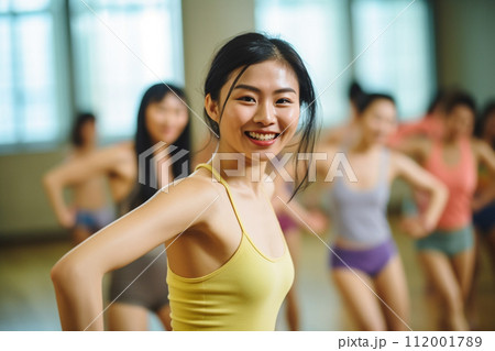 ジムでスタジオレッスンを受ける女性 ジムでスタジオレッスンを受ける女性 112001789