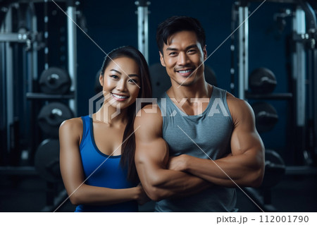 ジムでトレーニングをするカップル・夫婦 ジムでトレーニングをするカップル・夫婦 112001790