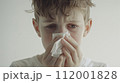 鼻をかむ男の子 112001828