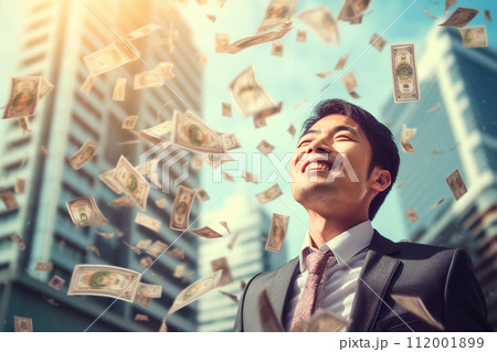 大金を得た笑顔の男性 大金を得た笑顔の男性 112001899