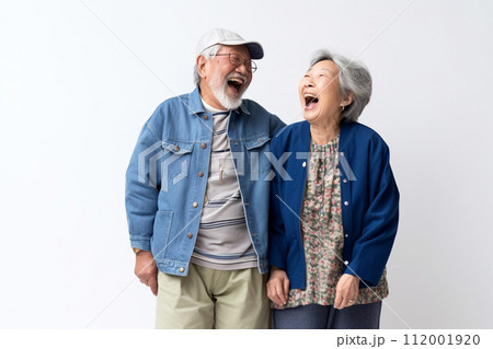 仲良しな笑顔のシニアカップル 仲良しな笑顔のシニアカップル 112001920