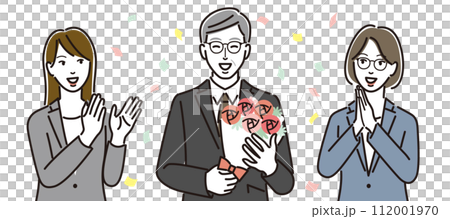 一位老人手捧鮮花，一位女士鼓掌 112001970