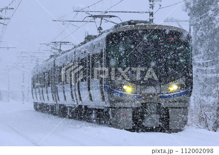 【JR西日本】雪の中の521系(北陸本線:南今庄駅) 【JR西日本】雪の中の521系(北陸本線:南今庄駅) 112002098