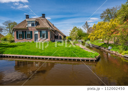 Giethoorn Netherlands, city skyline at canal and traditional house in Giethoorn village Giethoorn Netherlands, city skyline at canal and traditional house in Giethoorn village 112002450