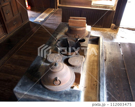 かまど 羽釜 お釜 炊事 炊飯 昔の道具  かまど 羽釜 お釜 炊事 炊飯 昔の道具  112003475