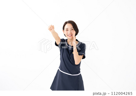 女性　制服　エステティシャン　ガッツポーズ 112004265