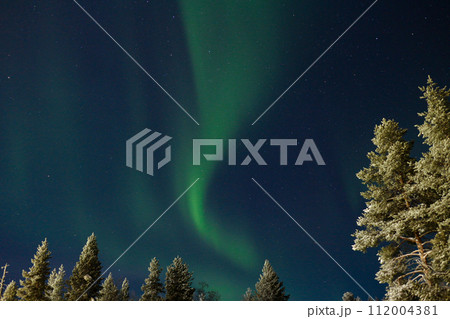 幻想的なグリーンのオーロラ 幻想的なグリーンのオーロラ 112004381