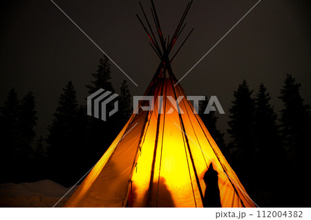 テントに映し出される幻想的な人影 112004382