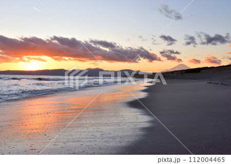 夕焼けの辻堂海岸と富士山 112004465