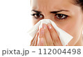 鼻をかむ綺麗な女性 112004498