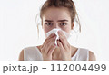 鼻をかむ辛そうな女性 112004499